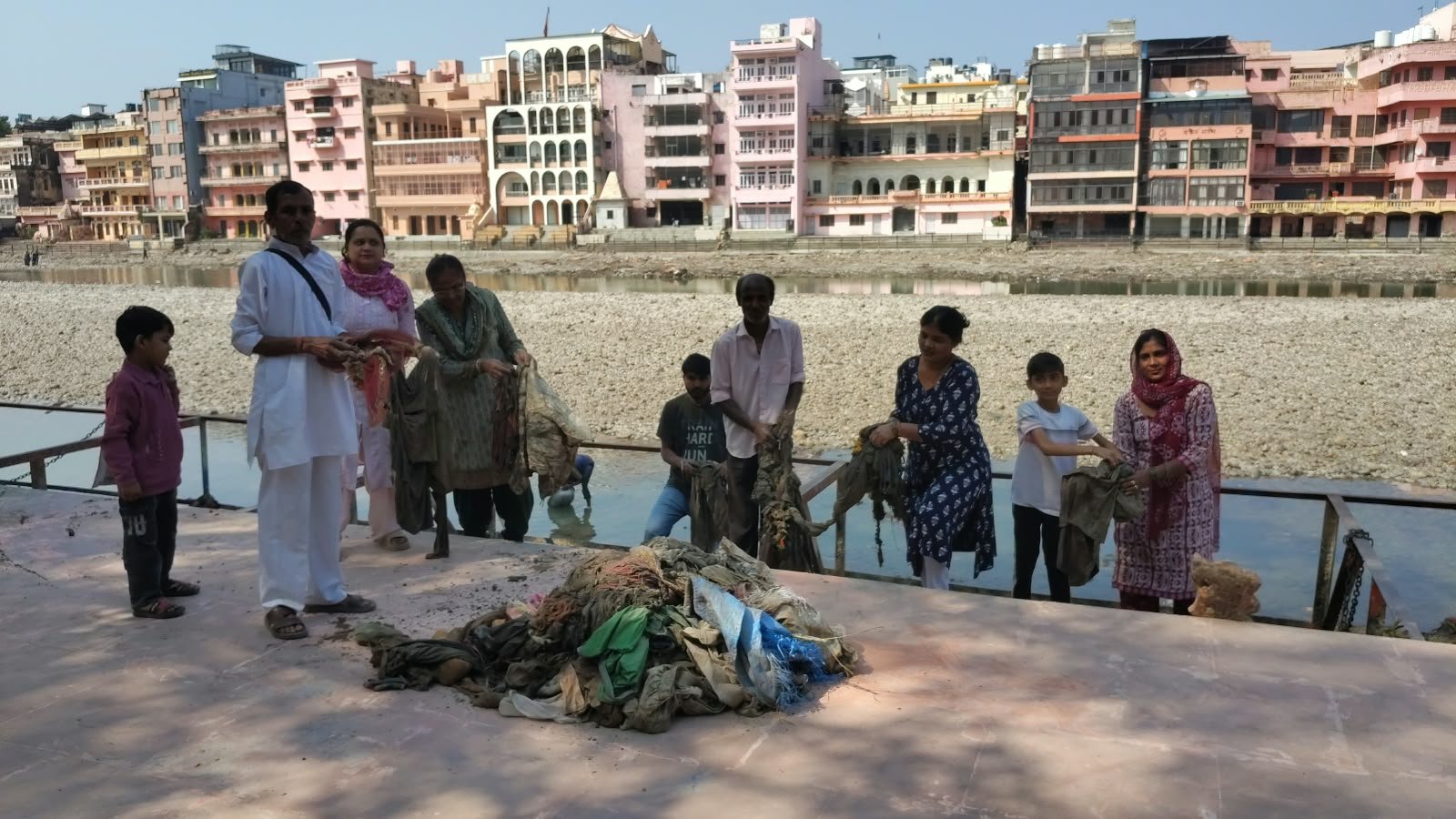 देवभूमि विकास फाउंडेशन ने चलाया स्वच्छता अभियान